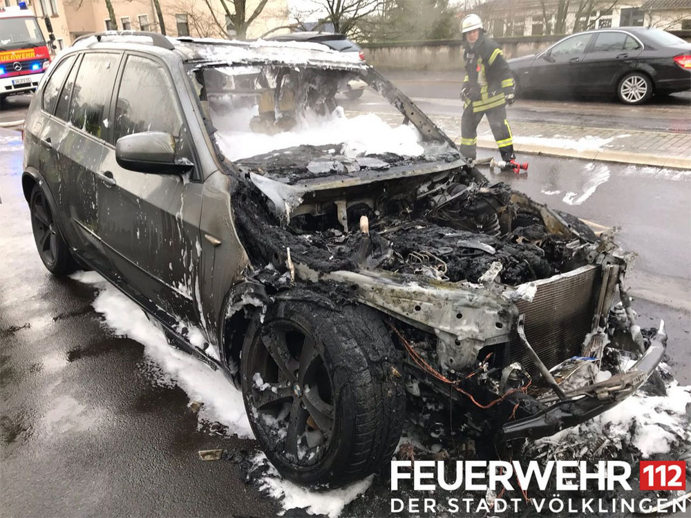 Der Feuerwehr wurde ein PKW Brand gemeldet. Bei Eintreffen der Einsatzkräfte stand das Fahrzeug bereits in Vollbrand. Ein Trupp unter schwerem Atemschutz begann mit der Brandbekämpfung mittels Schaumrohr. Während der Löscharbeiten musste die Heinestraße gesperrt werden. Da von dem Fahrzeug Öl auf die Fahrbahn gelaufen war, wurde der Bauhof Völklingen informiert, um dieses zu beseitigen. Anschließend wurde die Einsatzstelle an die Polizei übergeben. (Foto und Bildtext: FFW Völklingen)