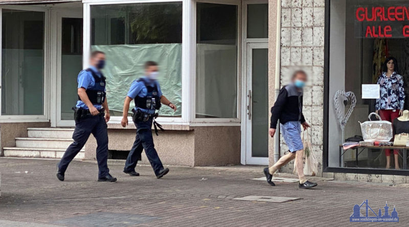 Polizisten begleiten den Mann, der laut Augenzeugen wohl "nur einen Döner holen" wollte, nach Hause (Leserfoto)