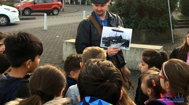 Stadtführer Christian Müller begibt sich mit seinen Gästen auf die Spuren der Vergangenheit (Foto: Stadt)