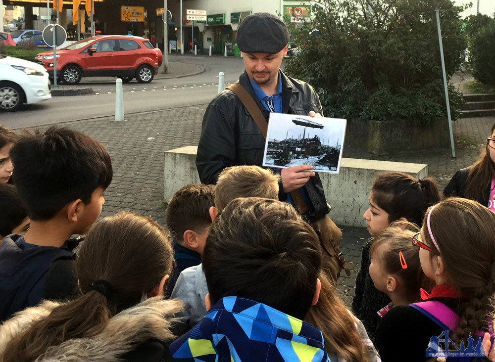 Stadtführer Christian Müller begibt sich mit seinen Gästen auf die Spuren der Vergangenheit (Foto: Stadt)