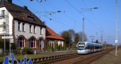 April 2004 Aufgrund der damals stattfindenden Saarmesse fuhr die Saarbahn noch bis Sonntag Abend auf der DB-Strecke Saarbrücken - Saardamm - Messebahnhof - Fürstenhausen. © Jörg Klawitter