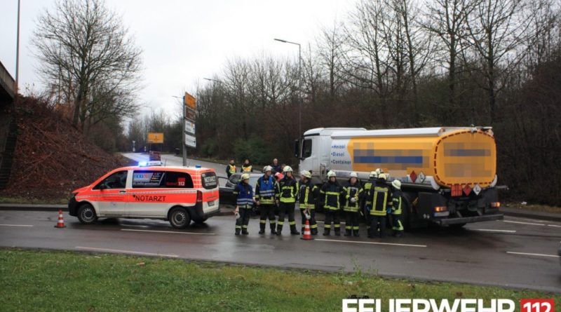 Sichtschutz gegen Gaffer: Nachdem der Brandschutz durch die Feuerwehr sicher gestellt war, stellten sich die Kameraden der Feuerwehr so auf, dass der Rettungsdienst unbehelligt von Gaffern seine Arbeit am verletzten Fahrer durchführen konnte. Foto: Feuerwehr Völklingen