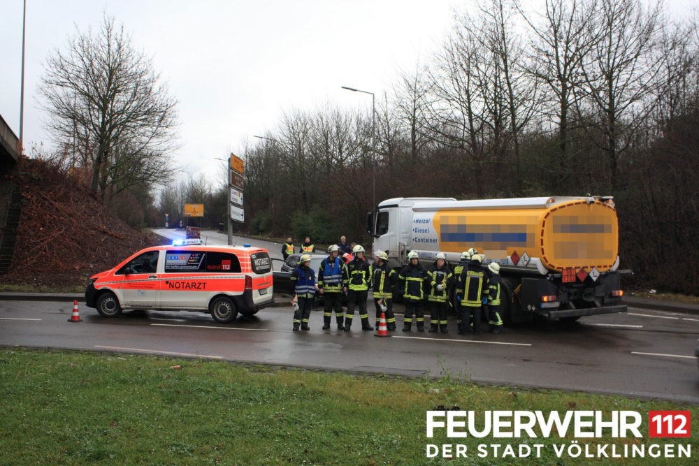 Sichtschutz gegen Gaffer: Nachdem der Brandschutz durch die Feuerwehr sicher gestellt war, stellten sich die Kameraden der Feuerwehr so auf, dass der Rettungsdienst unbehelligt von Gaffern seine Arbeit am verletzten Fahrer durchführen konnte. Foto: Feuerwehr Völklingen