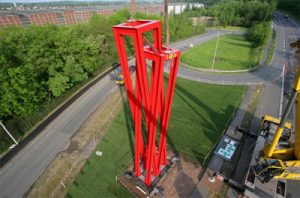 Die Skulptur beim Aufstellen (Foto und Text: Saarstahl AG)