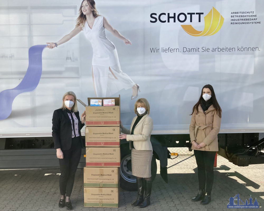 Katarzyna Schott übergibt die Kartons mit den Schutzmasken an Oberbürgermeisterin Christiane Blatt und Tina Reitler. (Bild: Stadt Völklingen, S. Feß)