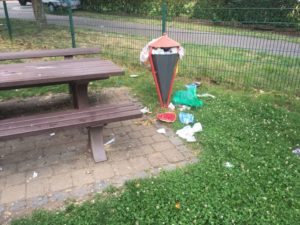 Der vermüllte Spielplatz an der Siemensstraße (Leserfoto)