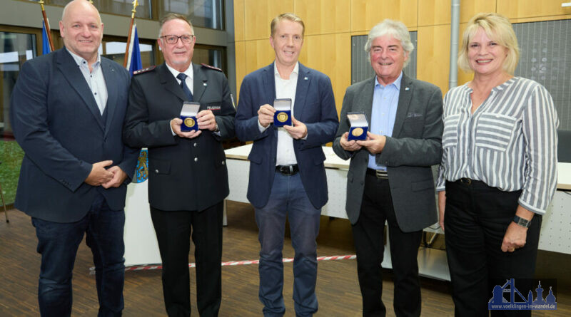 V.l.n.r.: Bürgermeister Christof Sellen, Herbert Broy, Alexander Benzmüller, Hans Agostini und Oberbürgermeisterin Christiane Blatt bei der Überreichung der Bürgermedaille (Foto: Thomas Wieck).