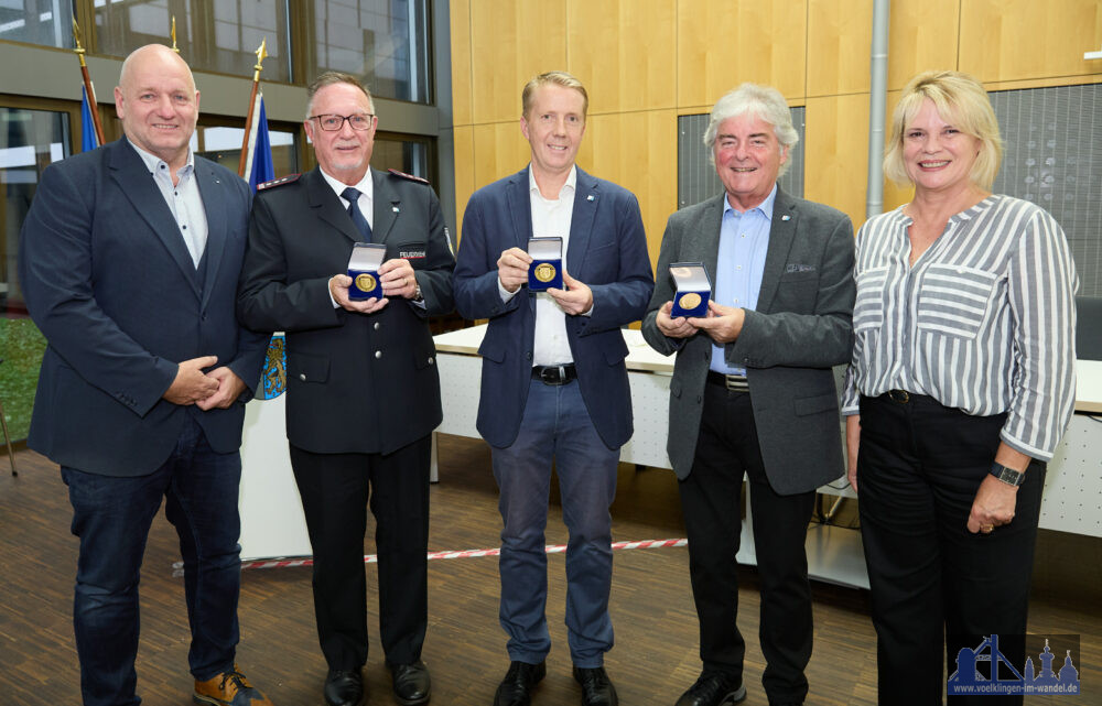 V.l.n.r.: Bürgermeister Christof Sellen, Herbert Broy, Alexander Benzmüller, Hans Agostini und Oberbürgermeisterin Christiane Blatt bei der Überreichung der Bürgermedaille (Foto: Thomas Wieck).