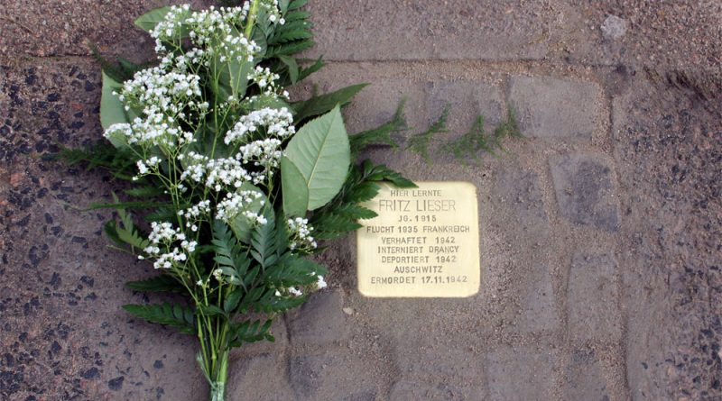 Stolperstein zum Gedenken an Fritz Lieser vor dem AEG. © Andreas Hell