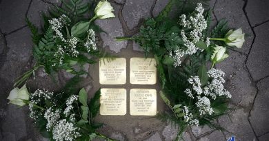 Stolpersteine zum Gedenken an die Familie Kahn. © Andreas Hell