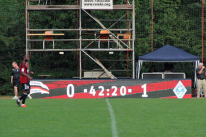 ... sondern auch die gemeinsam mit dem 1. FC Saarbrücken genutzte neue LED-Bande. (Foto: Hell)