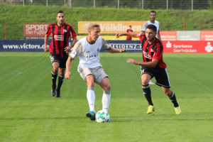 Auf dem Platz kam der SV Röchling leider auch bei drei Gegentreffern zu spät zum Abwehrden (Foto: Hell)