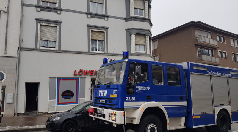 Die eingebrochene Dekcke wurde zusammen mit einem Baufachberater wurde die Decke gegen weiteres Einstürzen abgesichert (Foto: Hell)