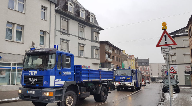 Das THW rückte mit seinen schweren LKW an. (Foto: Hell)