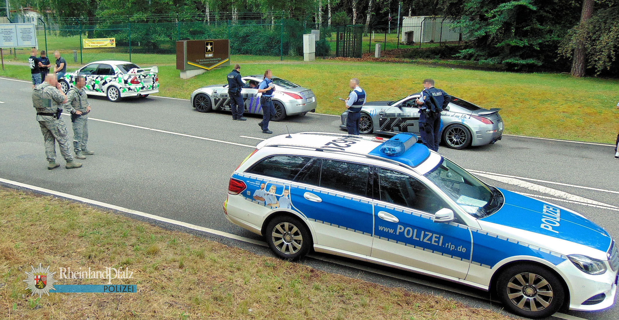 Ein häufiges Bild an Sommerwochenenden: Die Polizei kontrolliert getunte Fahrzeuge (Foto: Polizei RLP)