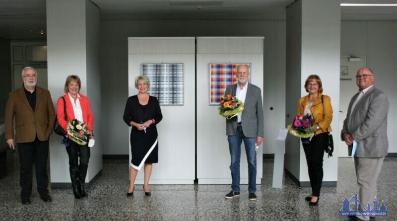 Christiane Blatt, Joachim Ickrath (3. von rechts), Martina Schmidt-Maurer (2. von rechts) sowie die Mitglieder des Kulturgut Völklingen e.V. freuen sich über die neuen Werke im Neuen Rathaus. (Stadt Völklingen, S.Feß)