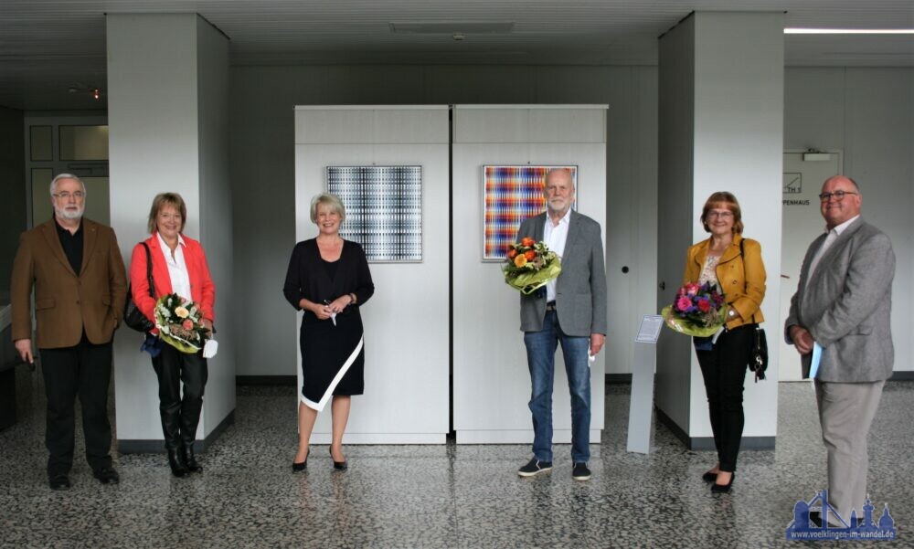 Christiane Blatt, Joachim Ickrath (3. von rechts), Martina Schmidt-Maurer (2. von rechts) sowie die Mitglieder des Kulturgut Völklingen e.V. freuen sich über die neuen Werke im Neuen Rathaus. (Stadt Völklingen, S.Feß)