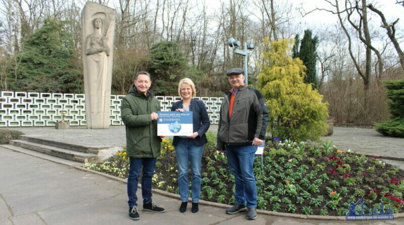 Andreas Sauder, Landesfachstelle Demenz Saarland, Oberbürgermeisterin Christiane Blatt und Fachdienstleiter Tobias Noll vor dem neu bepflanzten Beet am Barbara-Denkmal in Luistenthal (v. l. .n. r.)