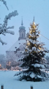 Vor der Versöhnungskirche steht ein Weihnachtsbaum (Leserfoto)