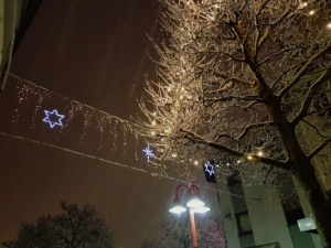 Die Weihnachtsbeleuchtung in der Poststraße (Foto: Hell)