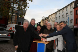 Völklingens Oberbürgermeister Klaus Lorig schaltete die diesjährige Weihnachtsbeleuchtung für Völklingen ein. (Foto: Stadt)