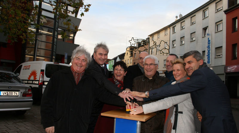 Völklingens Oberbürgermeister Klaus Lorig schaltete die diesjährige Weihnachtsbeleuchtung für Völklingen ein. (Foto: Stadt)