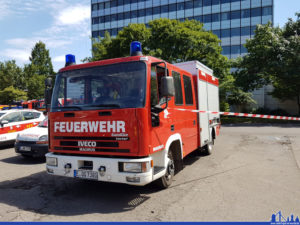 Ein Feuerwehrfahrzeug mit Essener Kennzeichen? Ja: Es handelt sich um ein Fahrzeug der Fenner Werkfeuerwehr, das auf den Betreiber des Kraftwerks angemeldet ist (Foto: Hell)