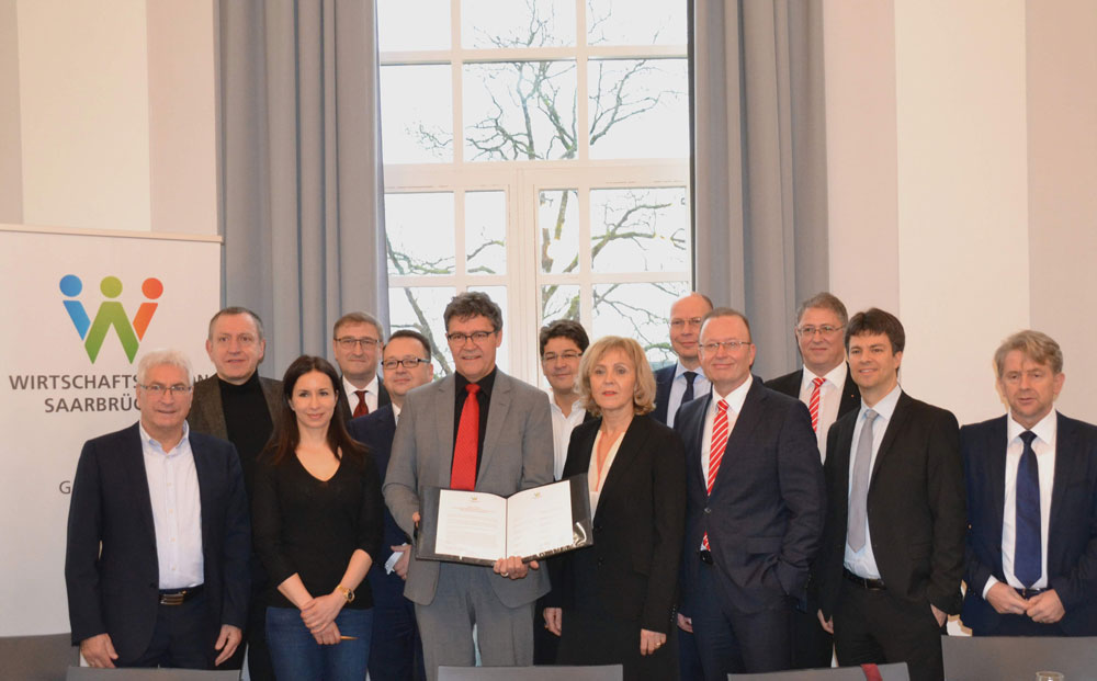 (v.l.) Der Oberbürgermeister der Mittelstadt Völklingen, Klaus Lorig, Samuel van Oostrom von der juris GmbH, Sylvia Kuhr von der obbo GmbH, Markus Ziegler von der Markus Ziegler Steuerberatungsgesellschaft mbH, Joachim Czabanski von der Klaus Faber AG, Regionalverbandsdirektor Peter Gillo, Dirk Frank von der IANEO Solutions GmbH, die Oberbürgermeisterin der Landeshauptstadt Saarbrücken, Charlotte Britz, Dr. Carsten Uthoff von der Creditreform Saarbrücken Dr. Uthoff KG, Vorstandsmitglied der Sparkasse Saarbrücken, Uwe Johmann, Edmund Altmeyer von der Sparkasse Saarbrücken, Dr. Matthias Bender von der Data One GmbH und Harry Laufer von der TÜV NORD Bildung GmbH & Co. KG unterschrieben gemeinsam die Beitrittserklärung. Foto: Daniel Schappert